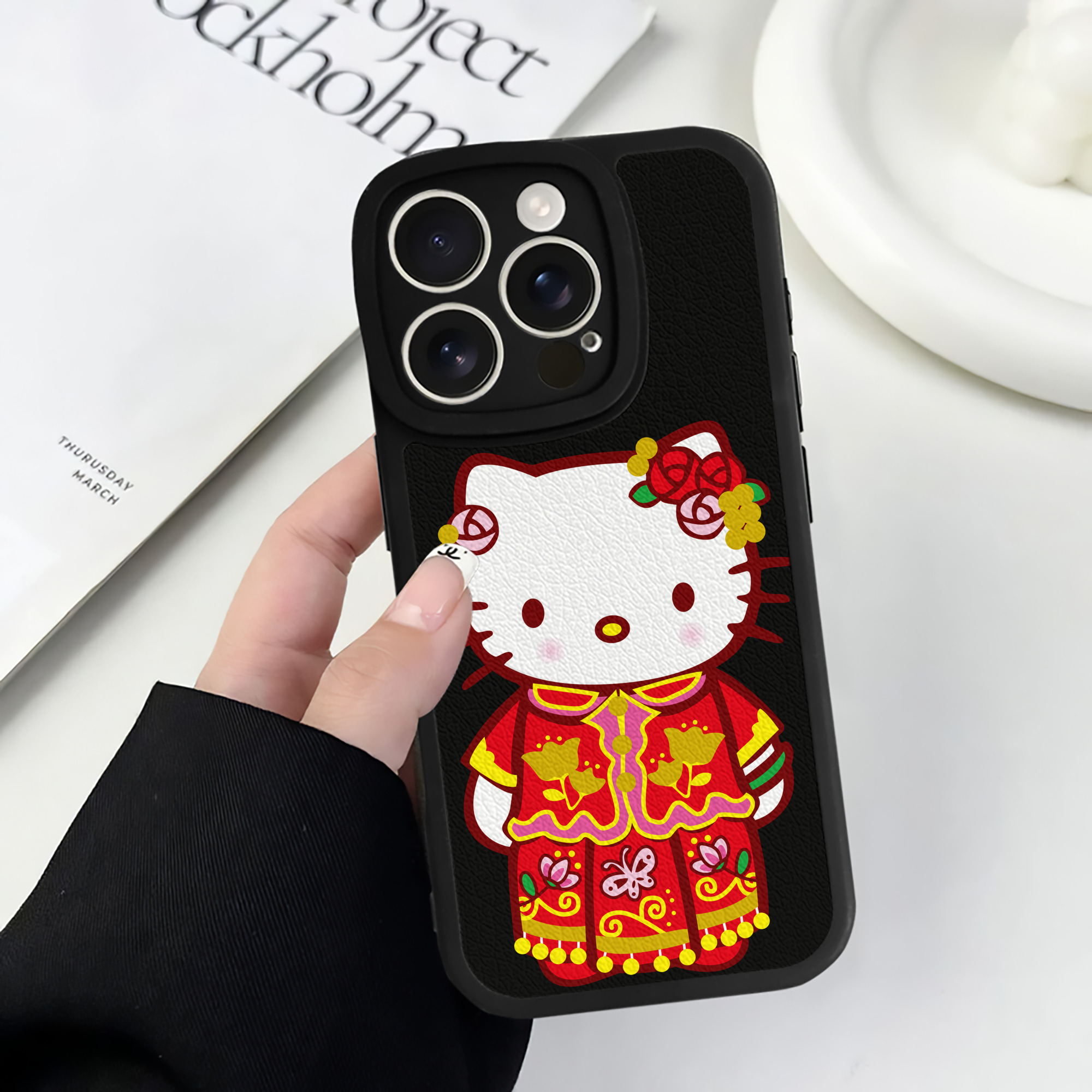 （画像用） Hello Kitty ハローキティ 【iPhone 16シリーズ対応】シリコンスマホケース（レザー調） 材質：シリコン